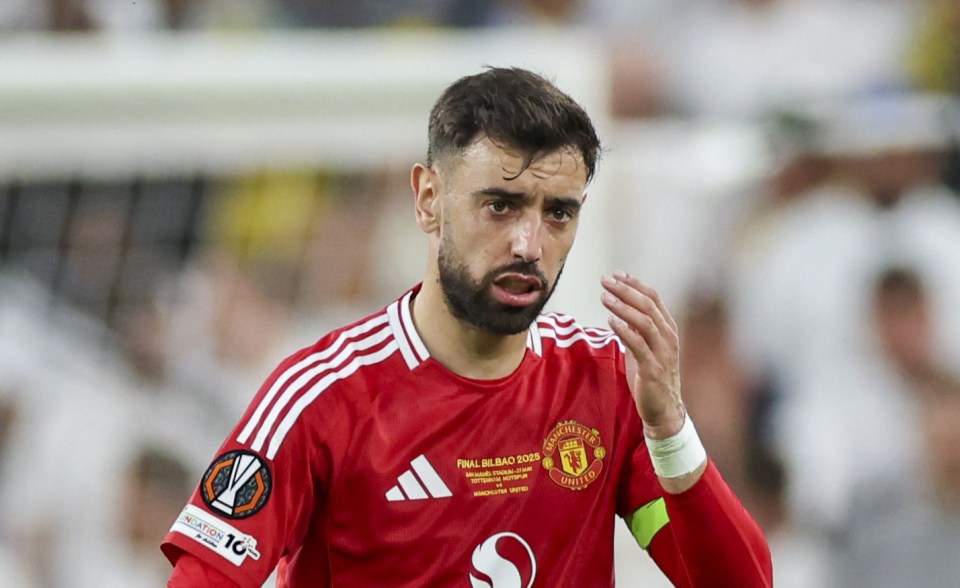 Bruno Fernandes del Manchester United parece frustrado en el campo.