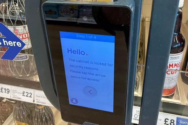 Pantalla de seguridad del gabinete de alcohol de Tesco que requiere interacción del cliente.