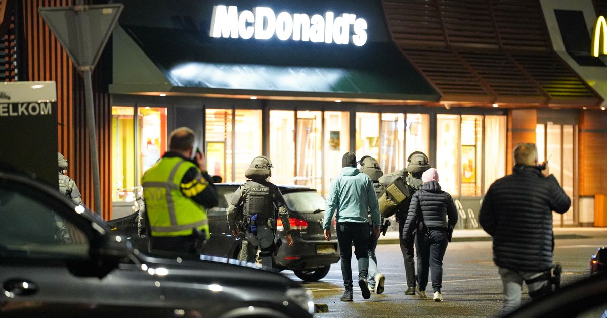 Hombre que fue al celular al techo de McDonalds Assen