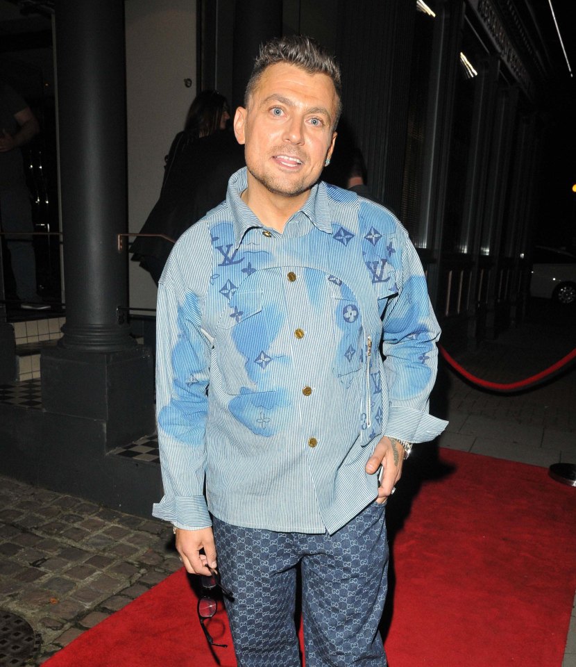 Paul Danan en una fiesta de verano de caridad.