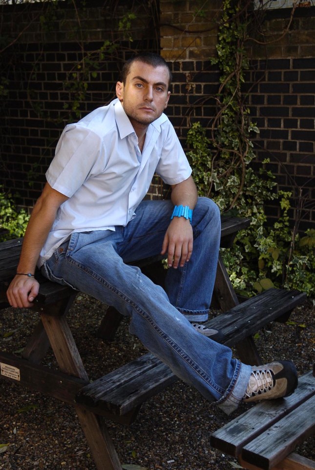 Foto de Paul Danan sentada en un banco del parque.