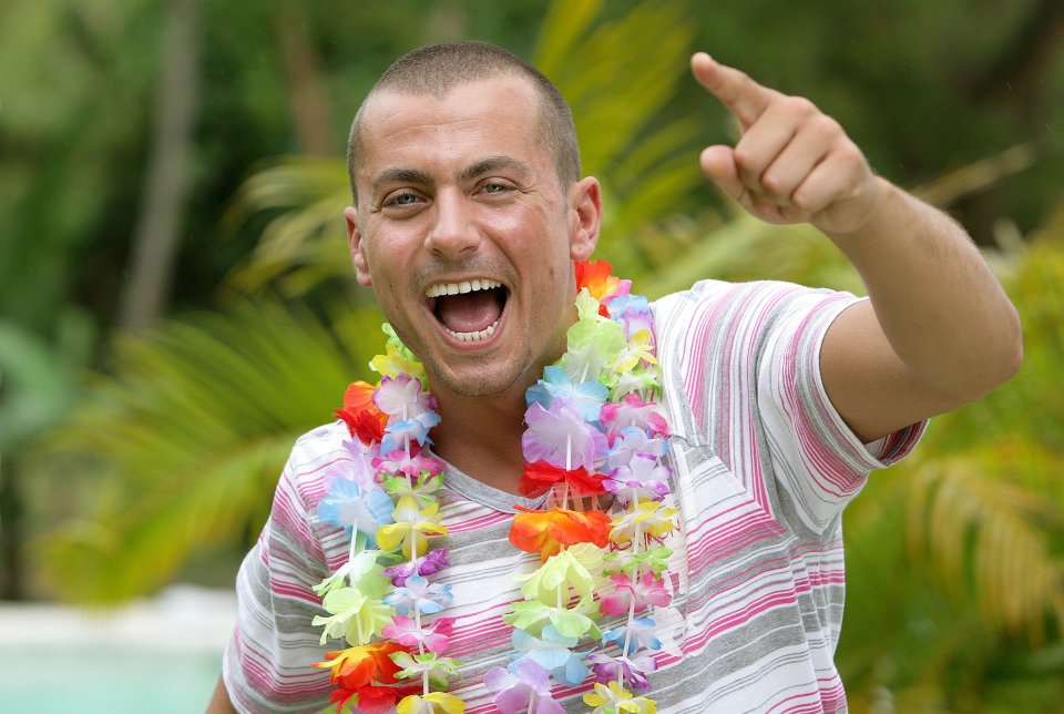 Paul Danan, Star Love Island, señalando.