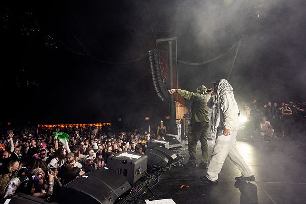 Kneecap actuando durante Coachella