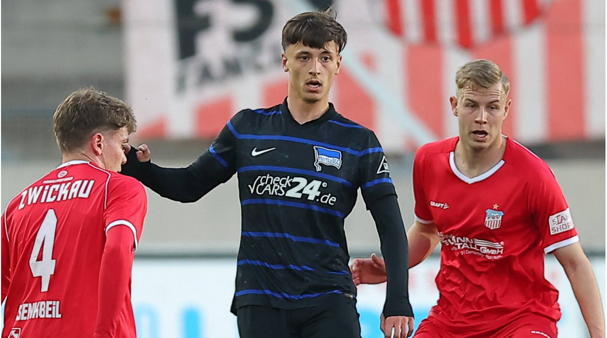 Hertha BSC vincula a Ajvazi con un contrato profesional, el
