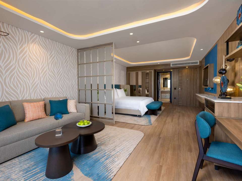 Suite de hotel con sala de estar y dormitorio.