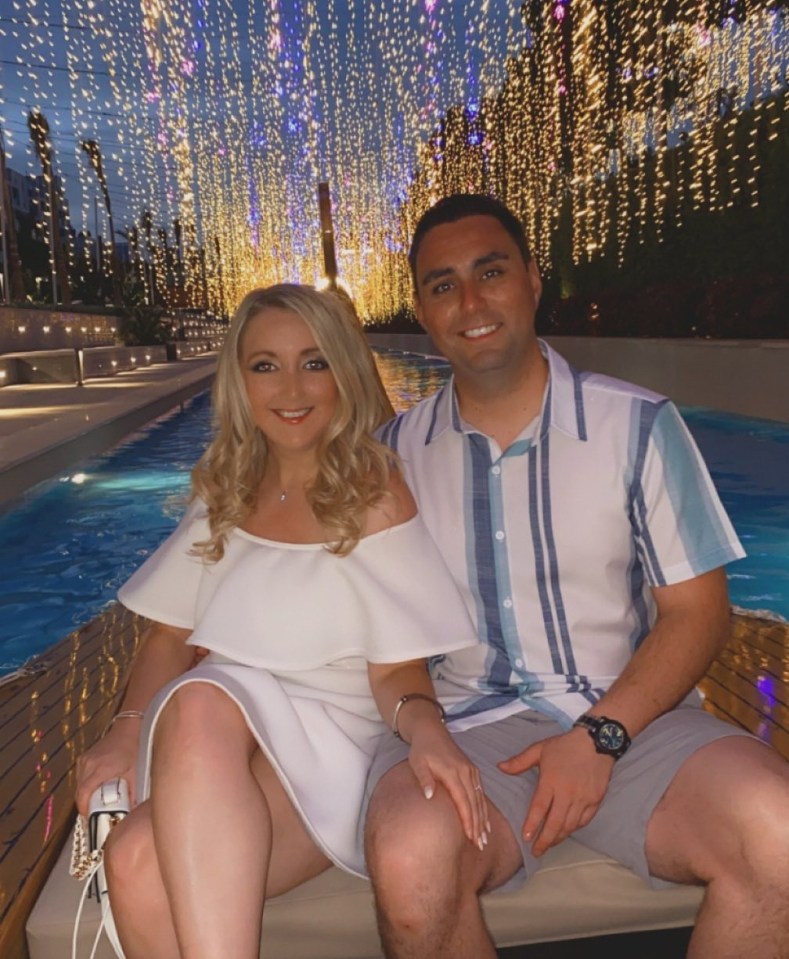 Pareja posando frente al hotel Rixos Radamis por la noche.