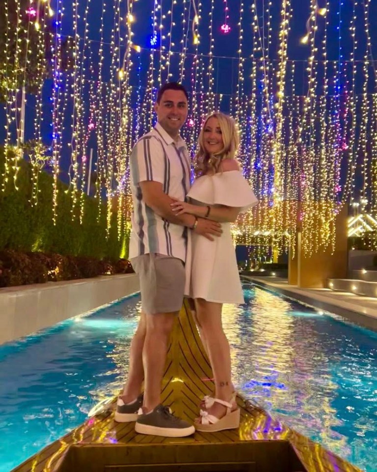 Barcos iluminados atracados en un resort.