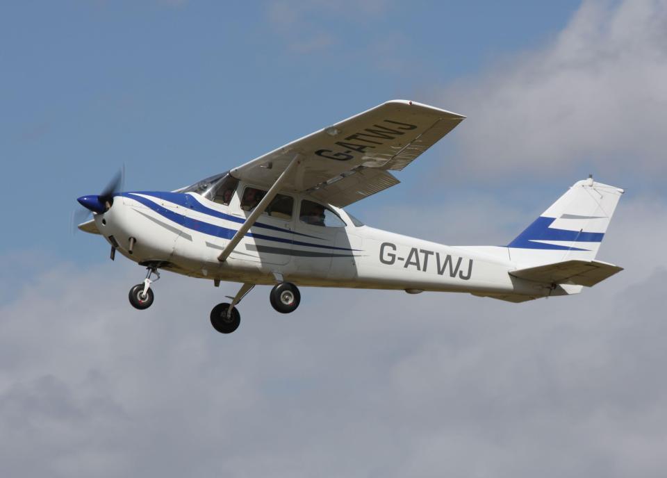 Reims-Cessna F172F Skyhawk en vuelo.