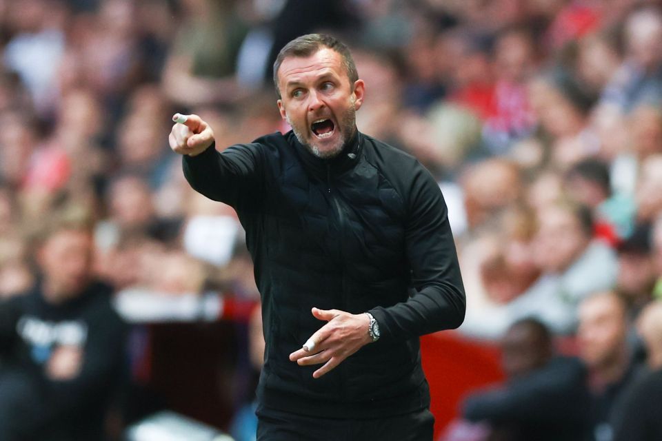 Nathan Jones, gerente de Charlton Athletic, entrenando durante un partido.