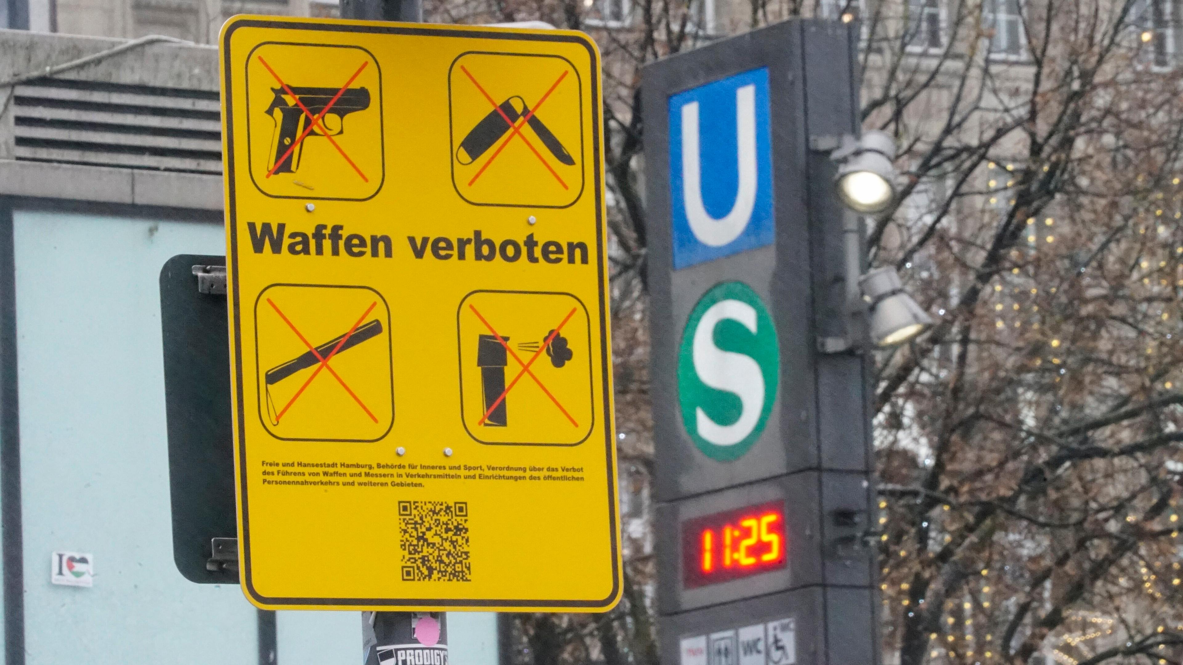 La imagen muestra una señal que indica las zonas de prohibición de armas en el transporte público de Hamburgo.