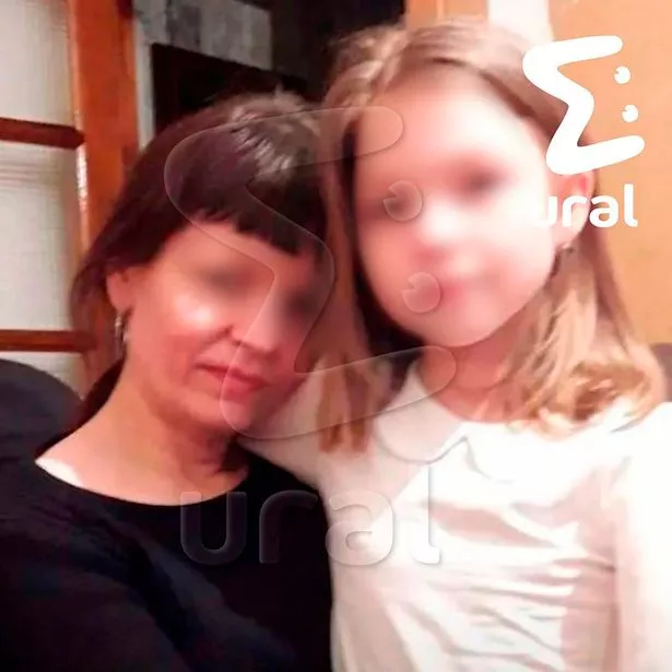 Una imagen borrosa de Svetlana y un niño pequeño