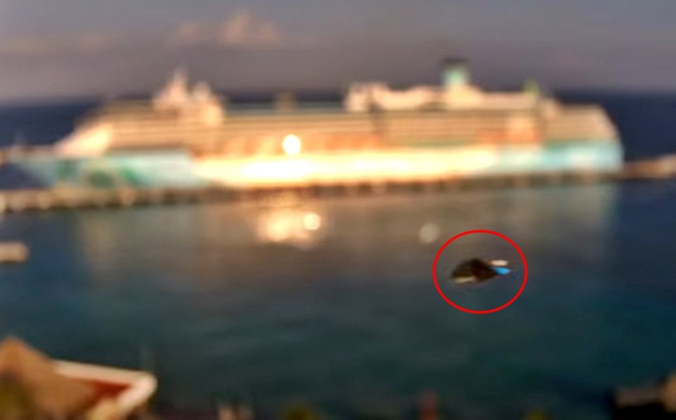 Imágenes de la webcam de un posible ovni cerca de un crucero.