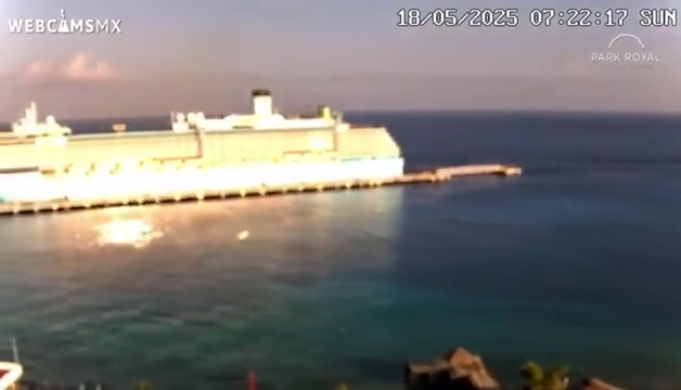 Imágenes de la webcam de un crucero con un objeto oscuro que se mueve rápido.