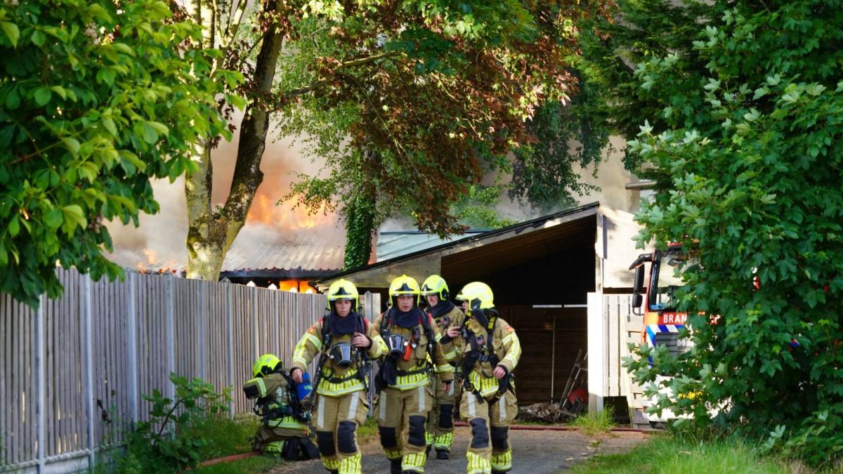 NL-Alert Después de fuego ardiente en Schuur Oosterblokker, también quemó