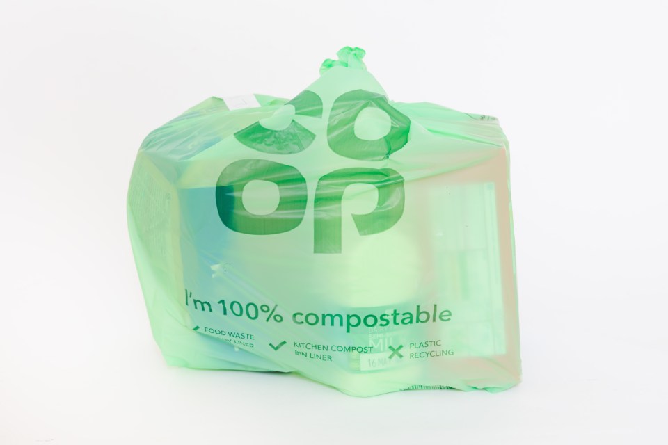 Una bolsa compostable de color verde claro con el logotipo cooperativo.