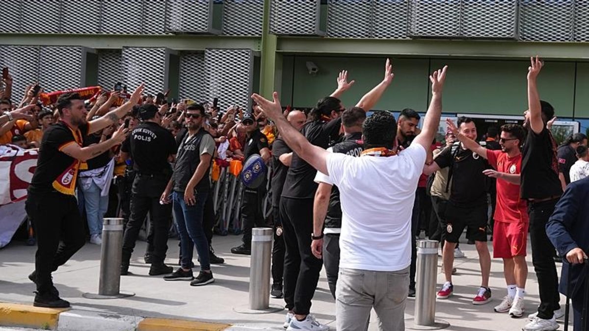 ¡Campeón Galatasaray en Izmir entusiasta bienvenida!