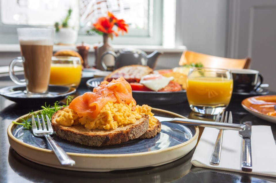 Huevos revueltos con salmón ahumado sobre tostadas.