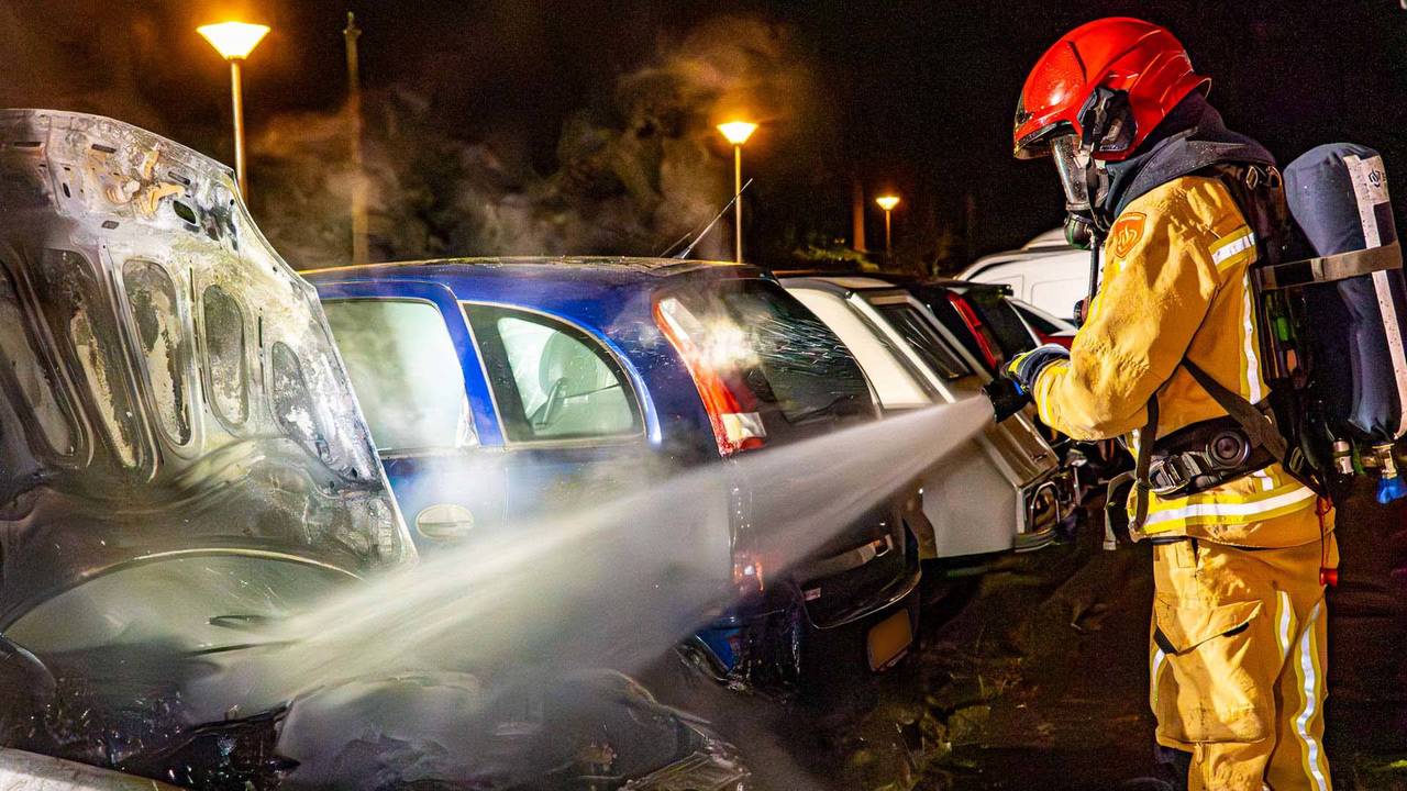 112 Noticias: auto estacionado destruido por incendio
