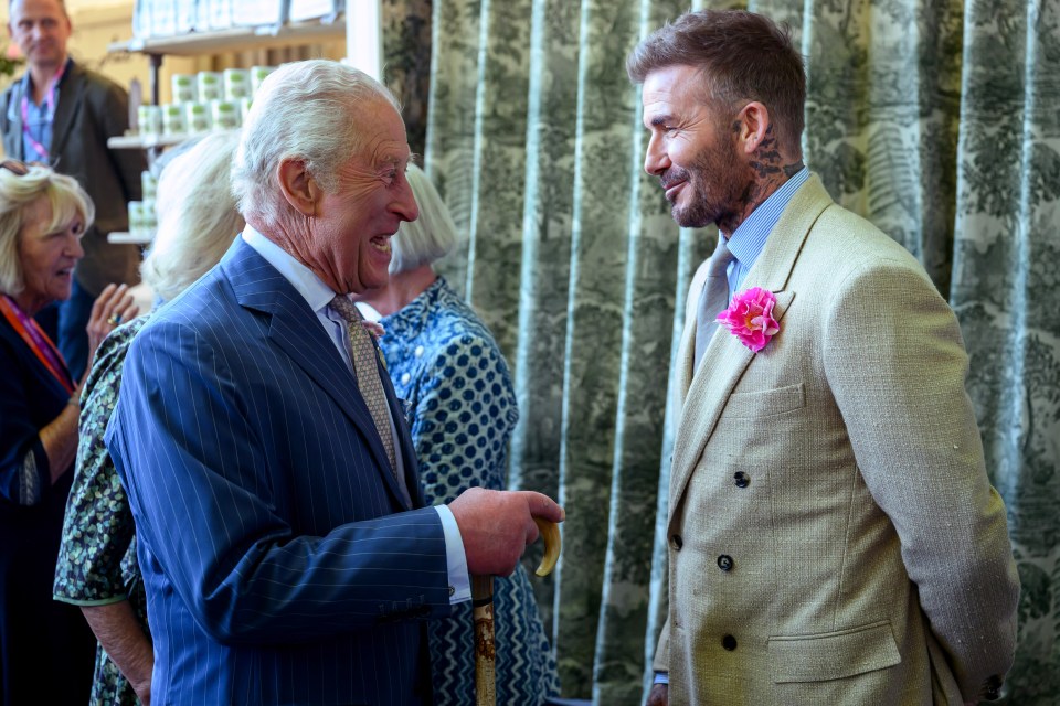El rey Carlos III y David Beckham hablando en el RHS Chelsea Flower Show.