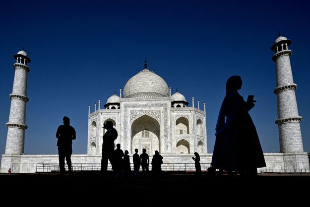 TOPSHOT - Los turistas visitan el Taj Mahal en Agra el 23 de abril de 2025. (Foto de Arun Sankar / AFP) (Foto de Arun Sankar / AFP a través de Getty Images)