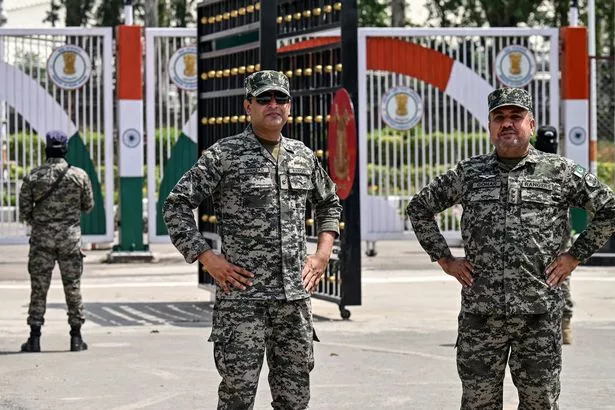 Los Rangers de Pakistán están guardando en el complejo del Corredor Kartarpur Sahib, que corre a lo largo de la frontera entre India-Pakistán en Kartarpur, el 22 de mayo de 2025, después de que las autoridades indias cerraron el corredor de su lado después de las tensiones fronterizas. (Foto de Arif Ali / AFP) (Foto de Arif Ali / AFP a través de Getty Images)
