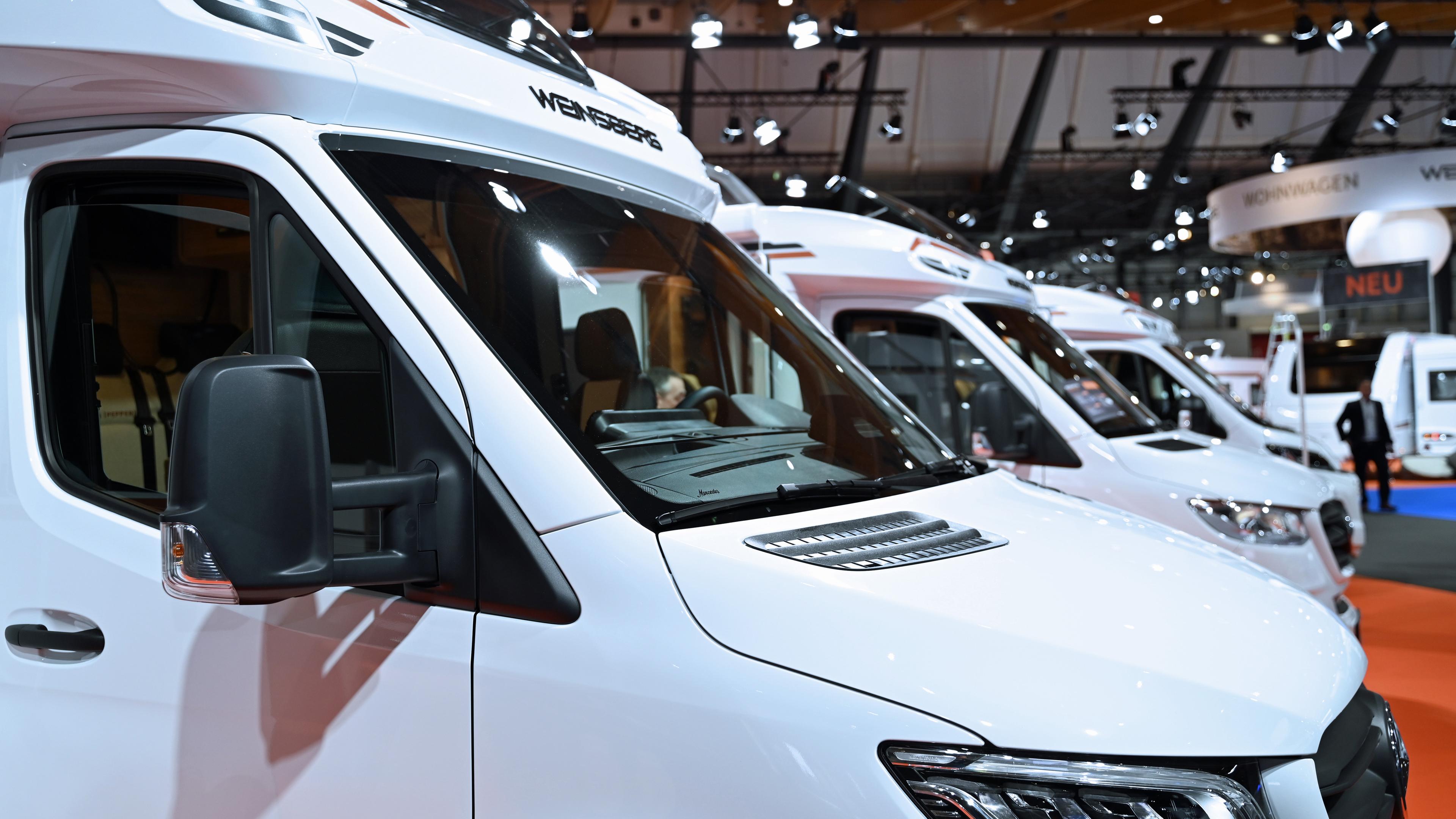 Los vehículos del fabricante de autocaravanas de Weinsberg se encuentran en una sala de exposiciones al comienzo de la feria de viajes de CMT.