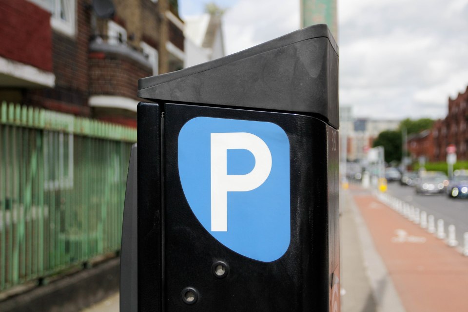 Parkinador con un azul "PAG" firmar.