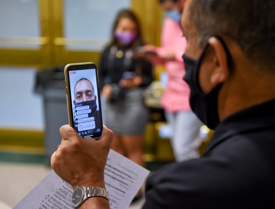 Persona que ve un video de Facebook en vivo de la lectura al alcalde Eddie Moran alentando la participación del censo.