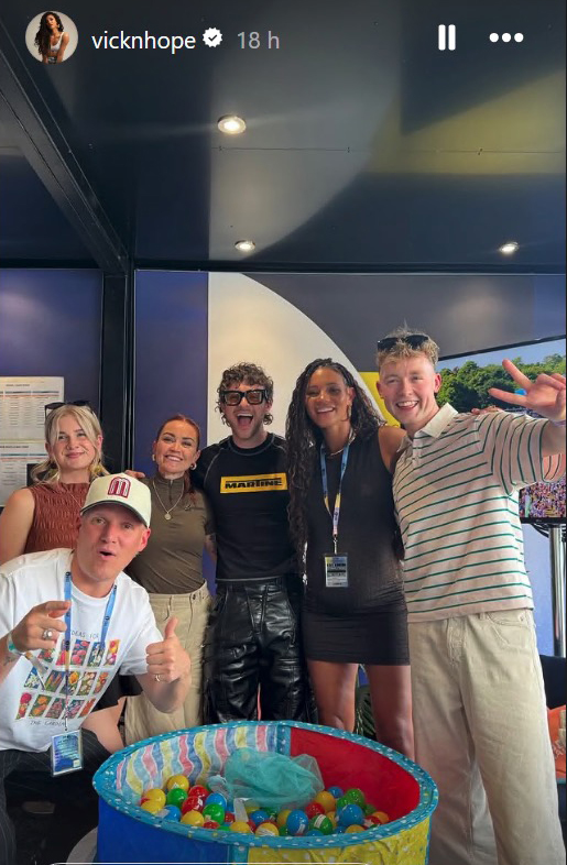 Foto grupal de Vick Hope y amigos en el gran fin de semana de BBC Radio 1.