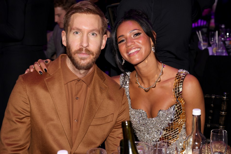 Calvin Harris y Vick Hope en los Brit Awards 2024.