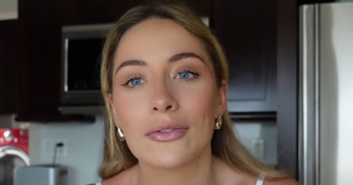Saffron Barker en lágrimas mientras se actualiza en el viaje