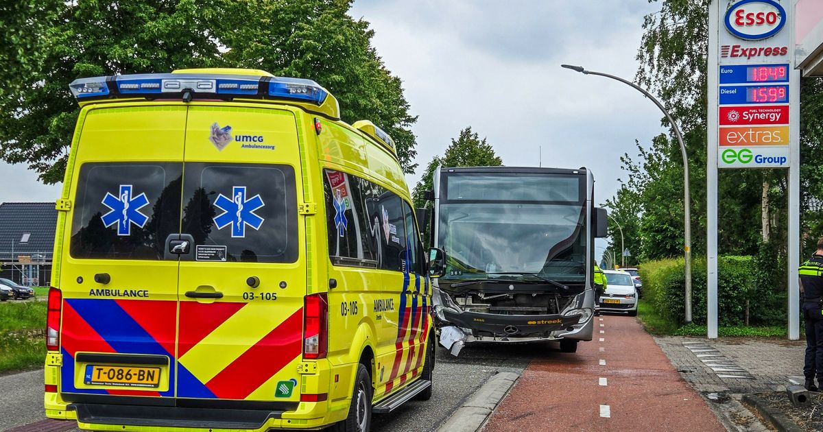 Línea de autobús y coche chocó con Hijkersmilde, dos heridos