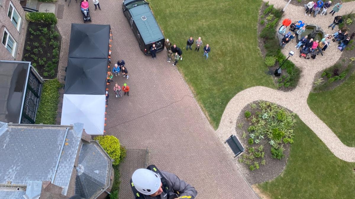 El pastor ciego se agita la torre de la iglesia: