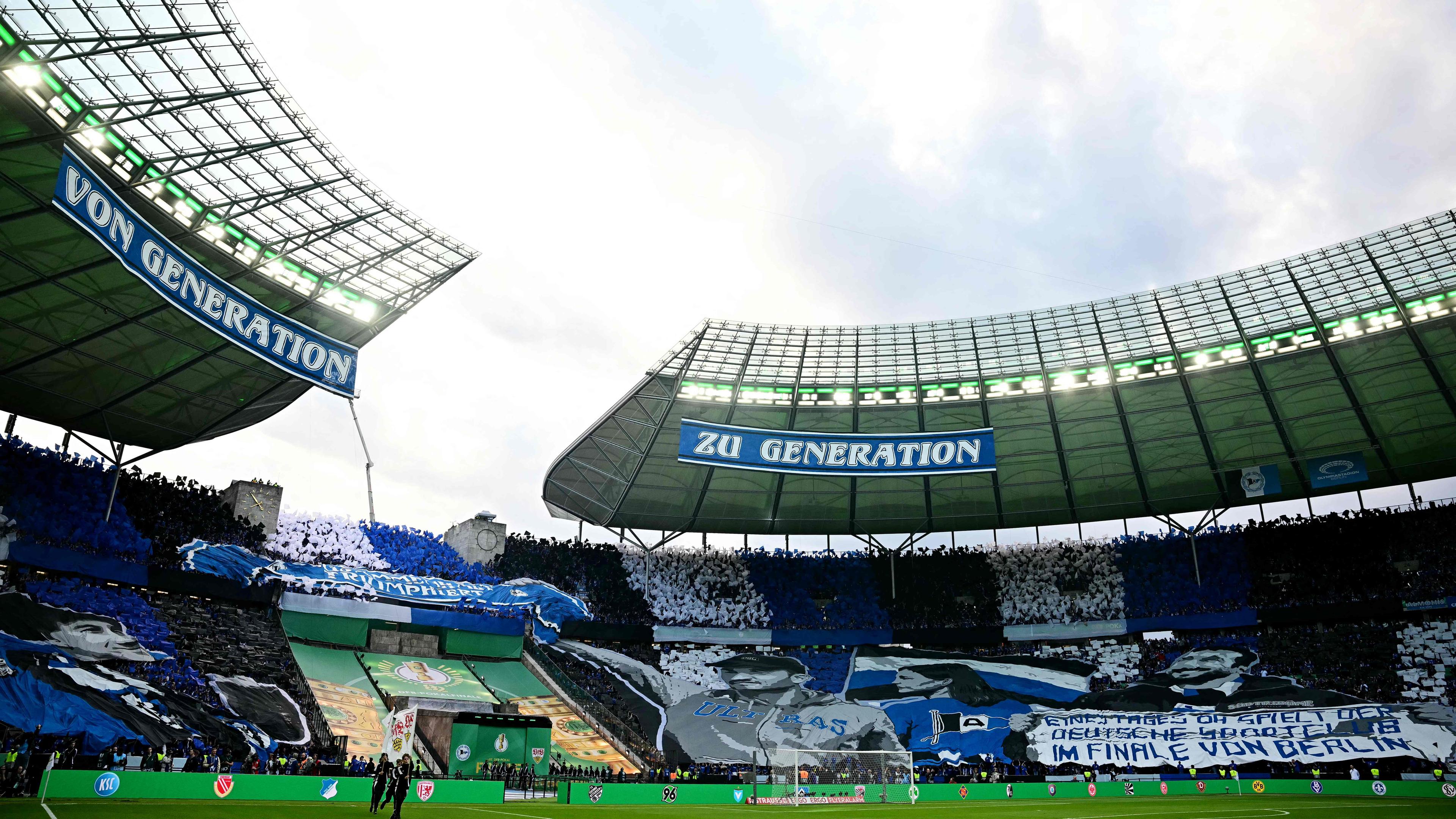 Bielefeld fanático antes de la final de la Copa DFB entre Arminia Bielefeld y VFB Stuttgart el 24 de mayo de 2025 en el estadio olímpico de Berlín.