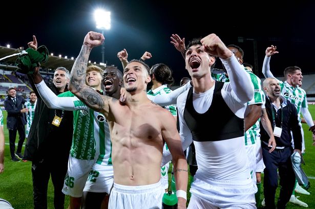 Antony Matheus dos Santos del Real Betis Balompie celebra con sus compañeros de equipo que llegan a la final al final de la Liga de la Conferencia de la UEFA 2024/25 Semi final de segunda etapa entre ACF Fiorentina y Real Betis