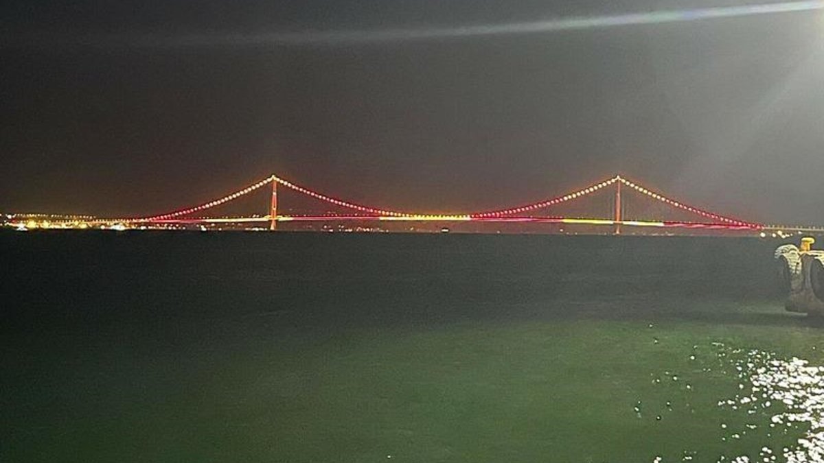 ¡Imagen roja amarilla en el puente çanakkale!