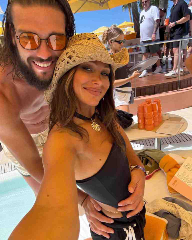 Selfie de una pareja junto a una piscina.