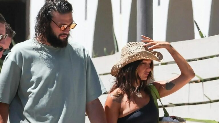 Andy Carroll y Lou Teasdale se ven amados mientras los