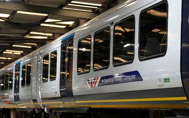 El primer tren SWR que lleva la Gran marca de ferrocarriles británicos