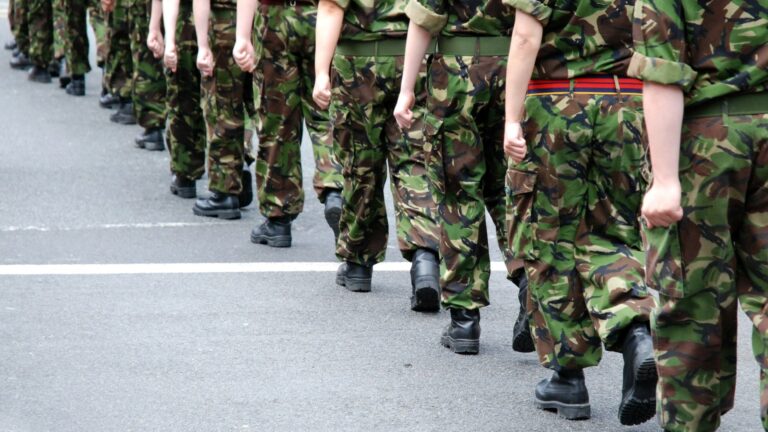 Se insta a los sargentos del ejército a dejar de