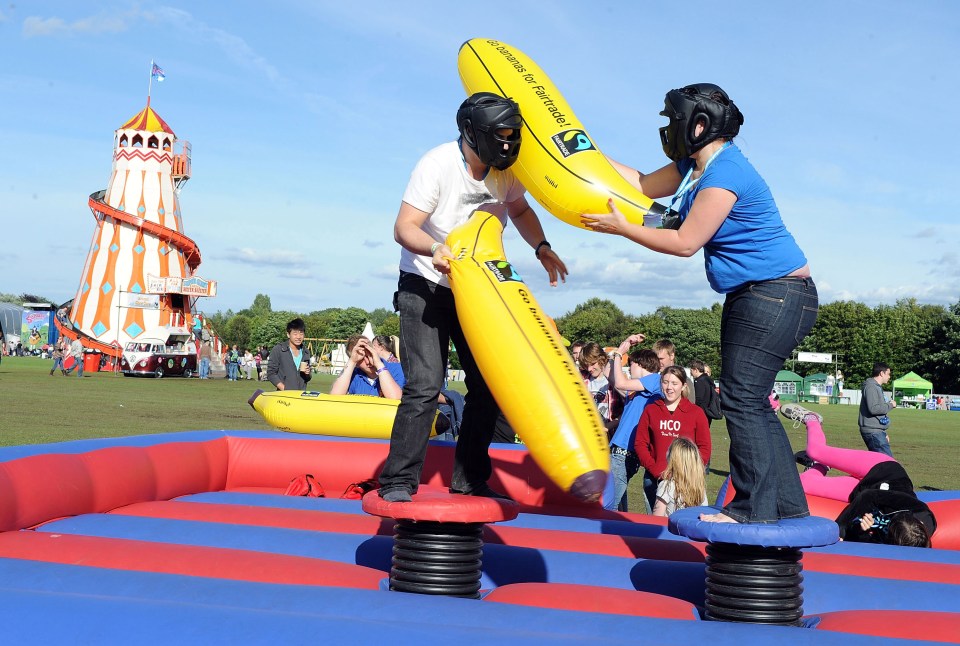 Personas en disfraces de plátano inflable en un festival.