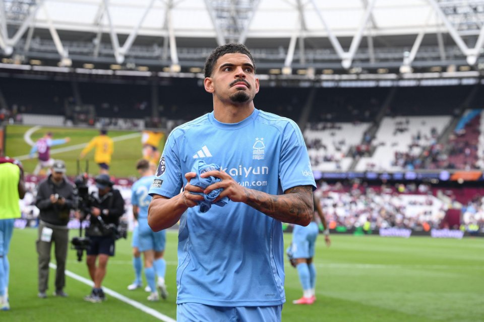 Morgan Gibbs-White de Nottingham Forest en una camiseta azul claro en un partido de fútbol.