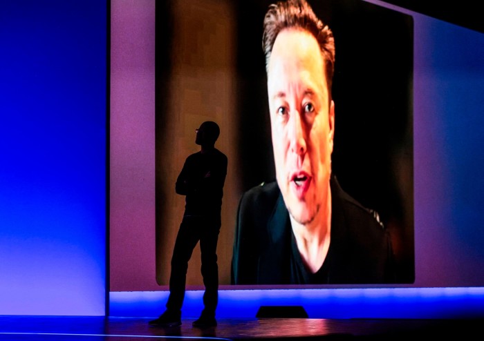 Satya Nadella es silueta cuando se toca una entrevista pregrabada con Elon Musk