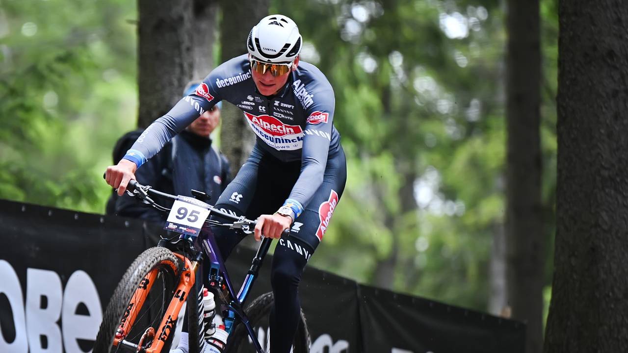 Van der Poel Falls On Mountain Bike en Rentree y