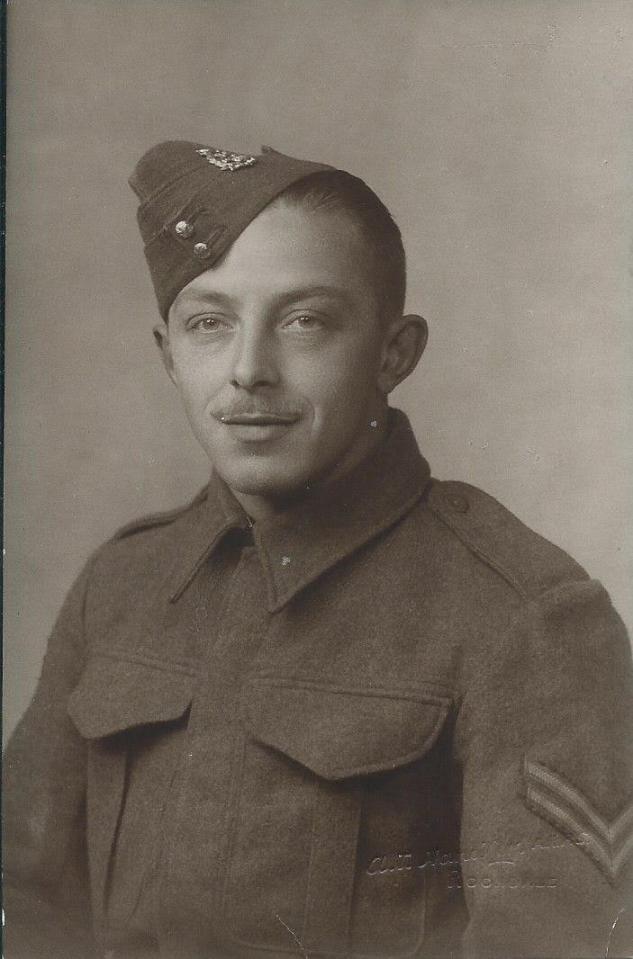 Foto en blanco y negro de un joven con uniforme militar.
