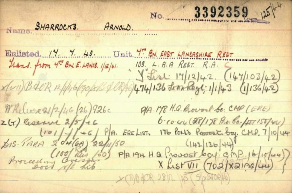 Tarjeta Tracer de artillería real de la Segunda Guerra Mundial que muestra el registro de servicio de Arnold Sharrrocks.