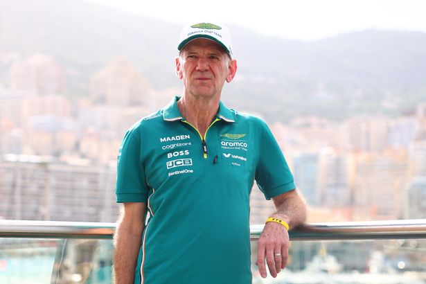 Monte-Carlo, Mónaco-22 de mayo: Adrian Newey, socio técnico gerente de Aston Martin F1 observa durante las vistas previas por delante del Gran Premio de Mónaco de la F1 en el Circuito de Mónaco el 22 de mayo de 2025 en Monte-Carlo, Monaco. (Foto de Bryn Lennon - Fórmula 1/Fórmula 1 a través de Getty Images)