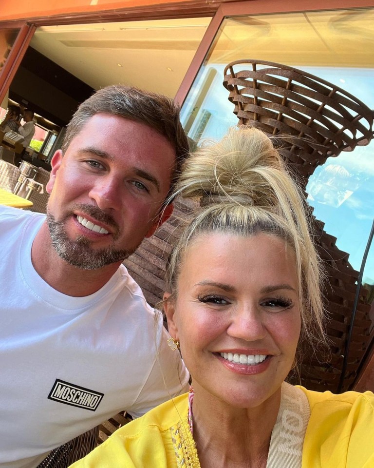 Kerry Katona y Ryan Mahoney sonriendo por una selfie.