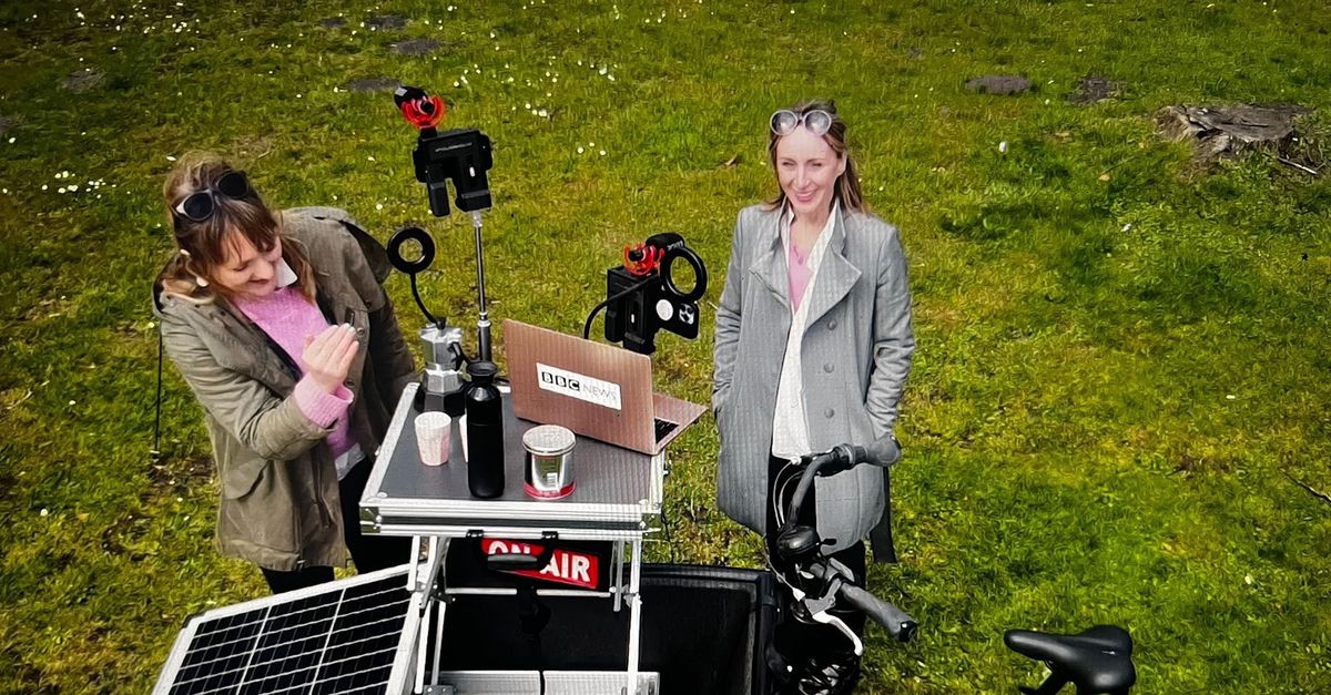 Desde su bicicleta de carga eléctrica, la corresponsal de la