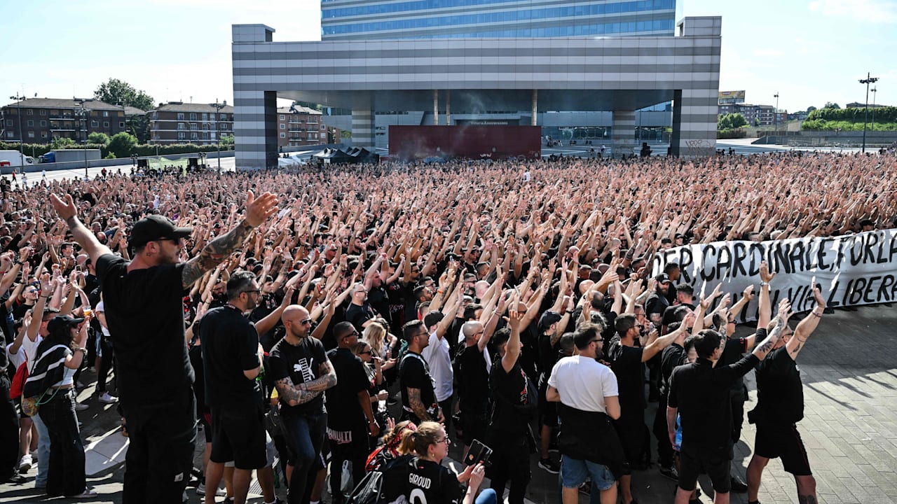 Zoff en AC Milan - Protestas masivas de fanáticos contra